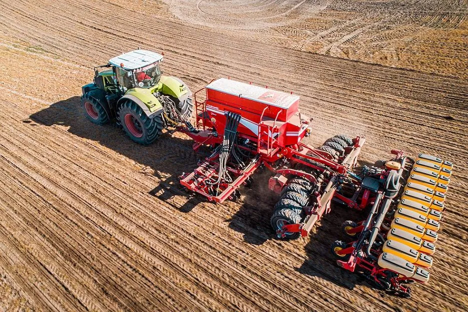 Praca w Czajkowski Agregat strip-till Czajkowski podczas pracy w polu