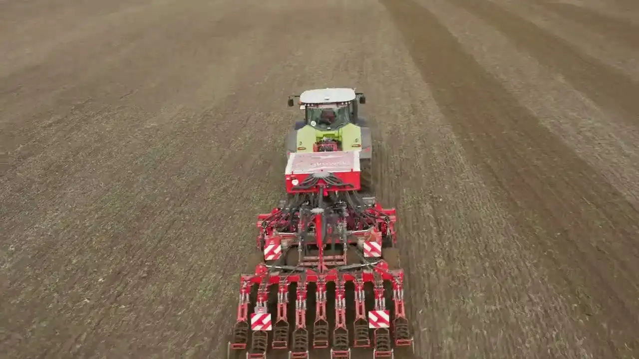 Agregat Czajkowski do uprawy pasowej strip-till podczas pracy na polu